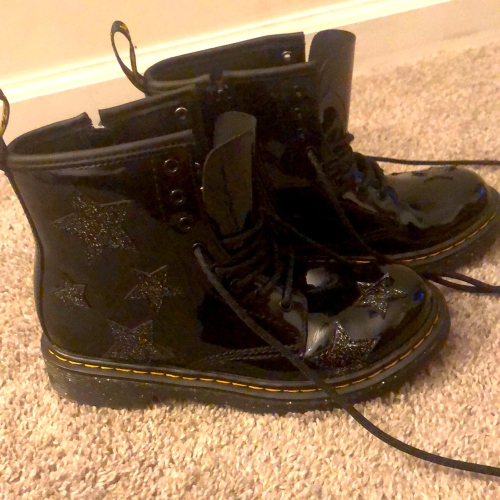 DR MARTENS Junior Glitter Star Patent Leather Lace Up Boots